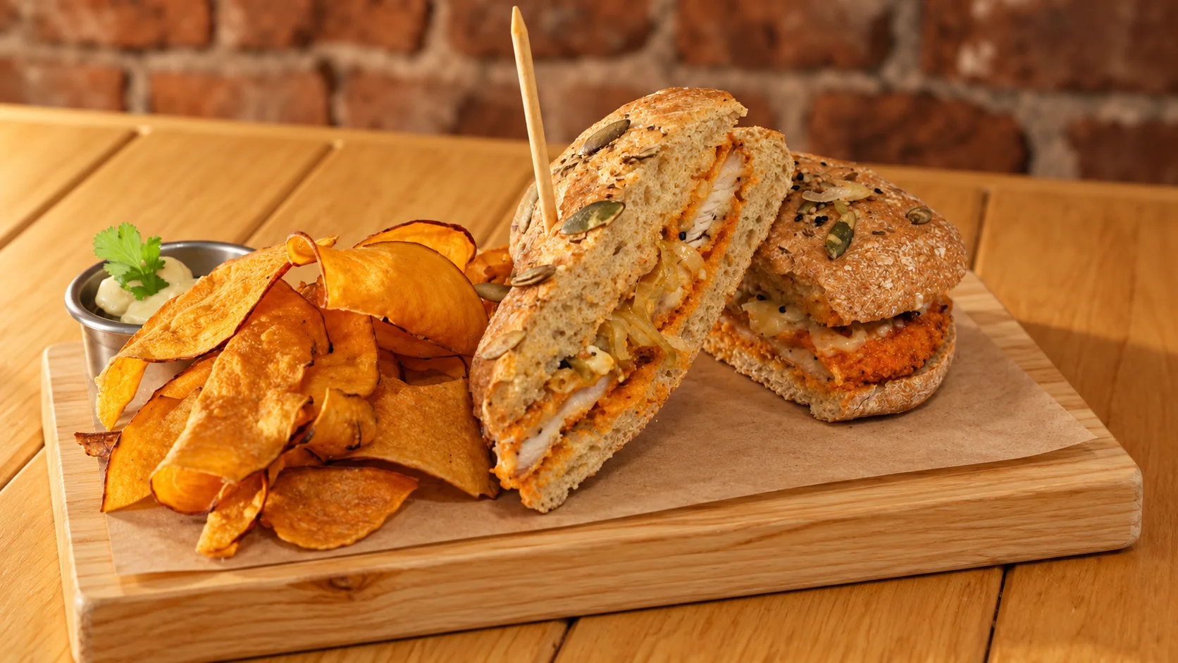 Pan artesanal hecho en casa, rellenos generosos y chips para acompañar. Encuentra tu favorito y quédate un ratito más