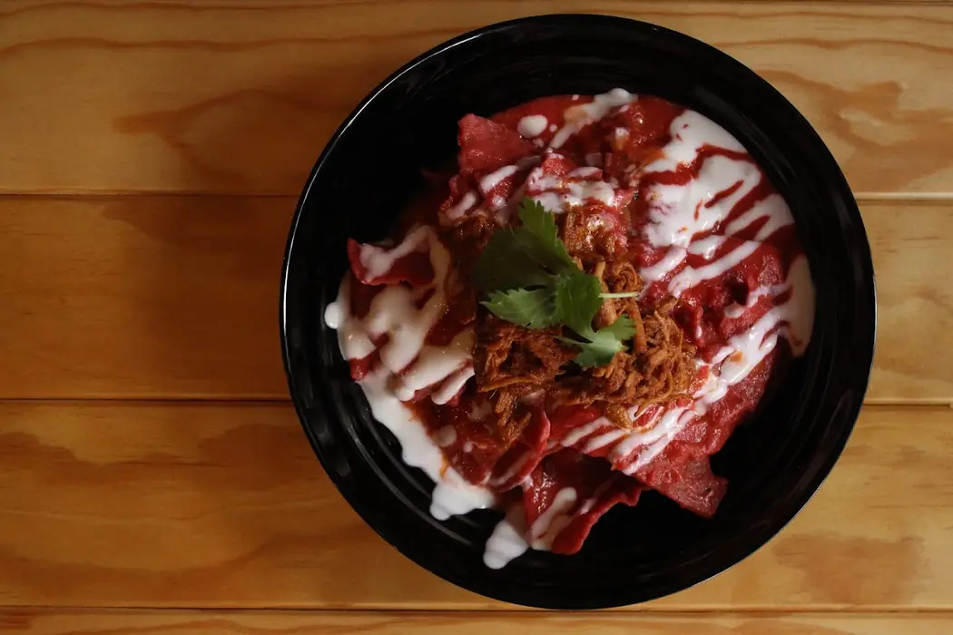 Un plato de chilaquiles preparado en The Latte Date