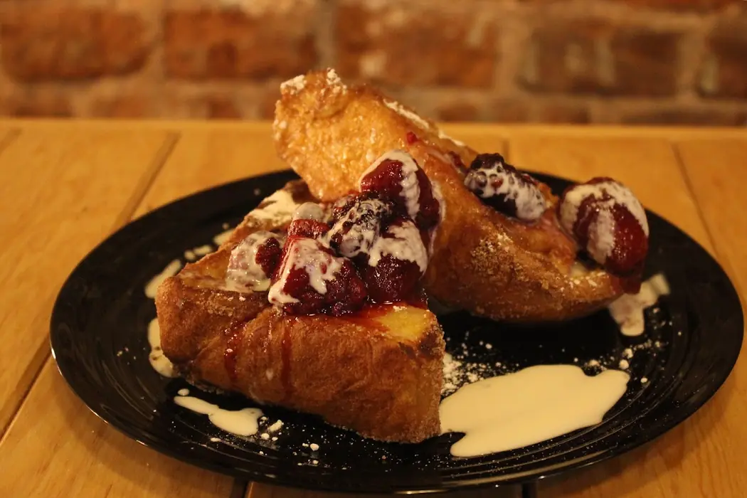 Pan francés con fresas y crema servido en The Latte Date